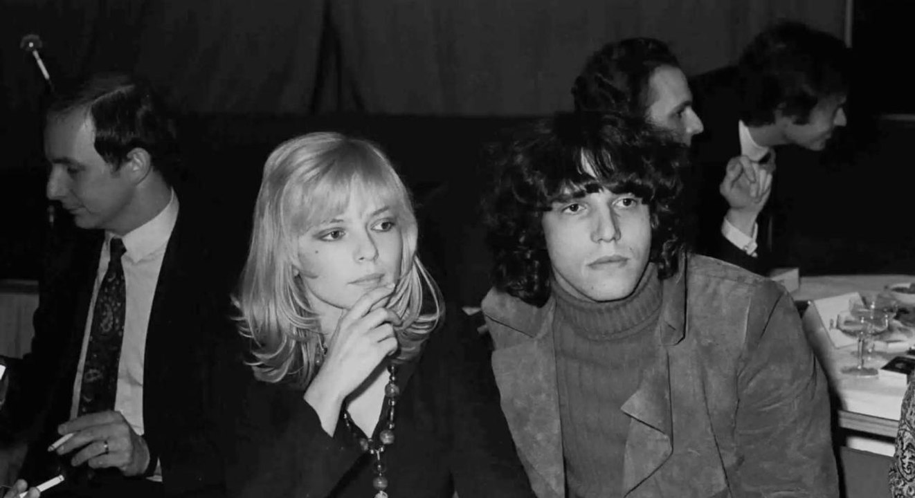 FEMME ACTUELLE - Julien Clerc raconte sa douloureuse blessure d’enfance réveillée par sa rupture "très dure" avec France Gall