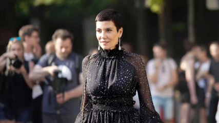 FEMME ACTUELLE - Cristina Cordula très sexy, elle ose le maxi décolleté dans une robe trench noire