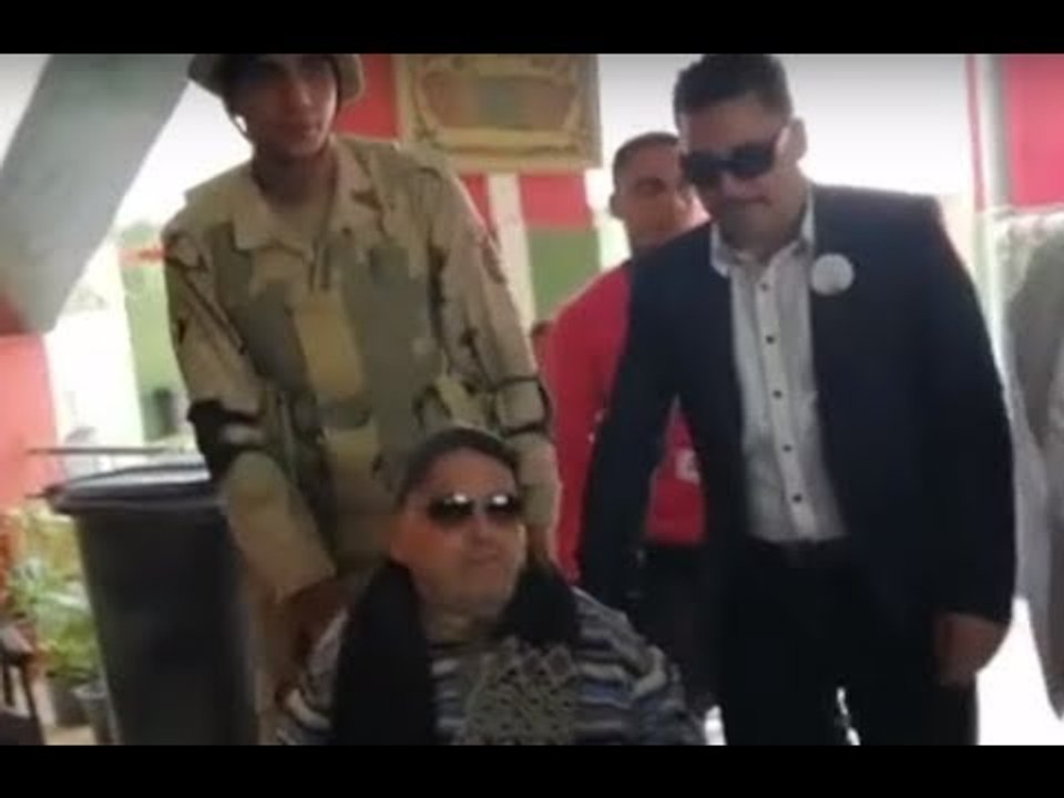 يد تحمي ويد تساعد.. الجيش والشرطة سند المسنين للتصويت في الاستفتاء