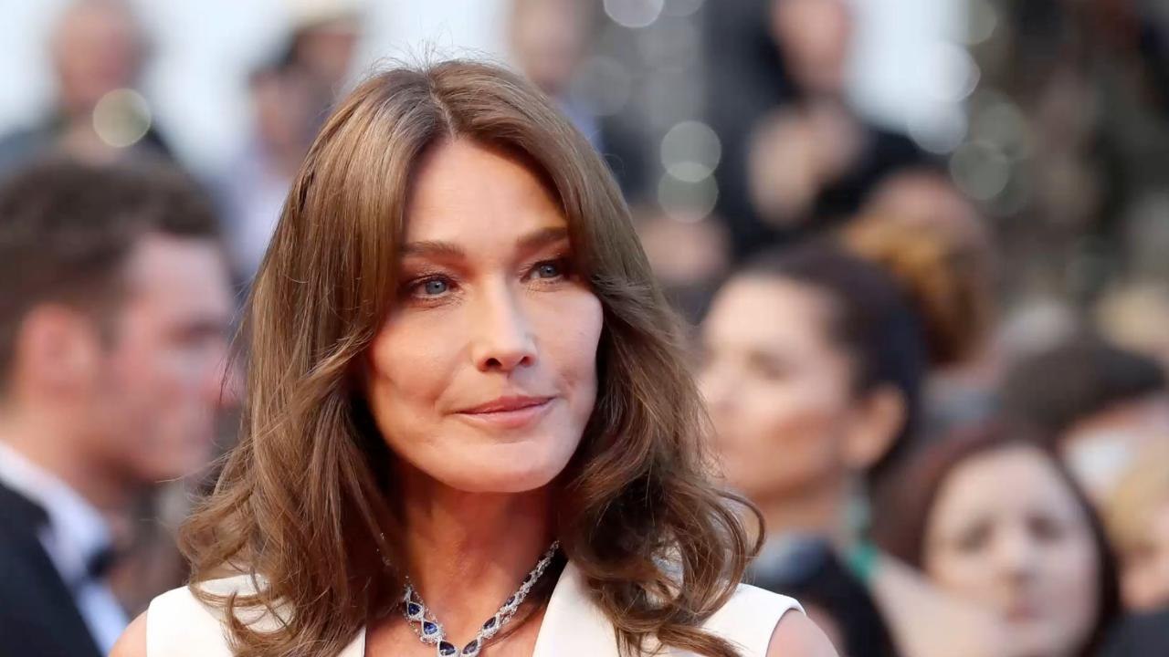 FEMME ACTUELLE - Carla Bruni-Sarkozy : mannequin star et toujours aussi canon à 50 ans sur le podium de Dolce & Gabbana