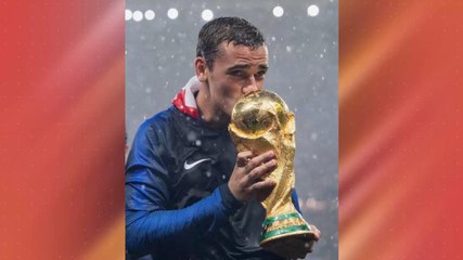 FEMME ACTUELLE - Antoine Griezmann soulève la coupe avec sa fille