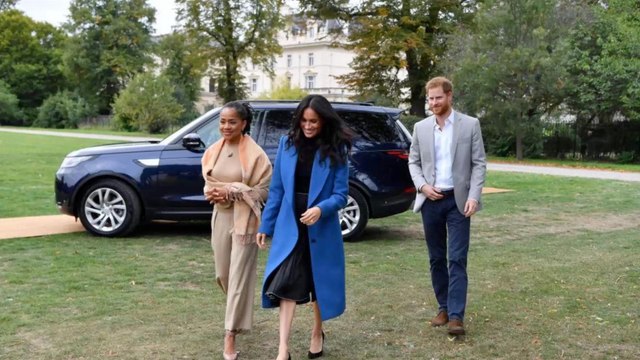 FEMME ACTUELLE - La mère de Meghan Marle, Doria Ragland, a le droit à sa première sortie publique avec sa fille et le prince Harry !