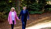 FEMME ACTUELLE - Brigitte Macron ose le manteau rose en balade avec le président