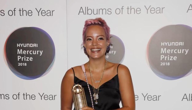 FEMME ACTUELLE - Lily Allen révèle avoir fait appel aux services d’escorts girls