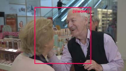 Un homme de 84 ans apprend à maquiller sa femme