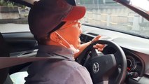 Menolak Diderek, Pengemudi Taksi Online Menangis Histeris