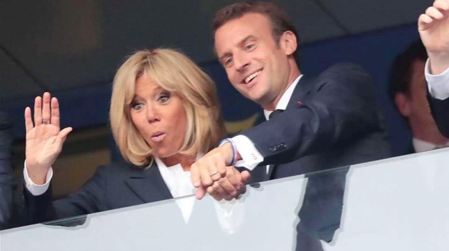 FEMME ACTUELLE - Emmanuel et Brigitte Macron s’éclatent avec les joueurs dans les vestiaires après la finale