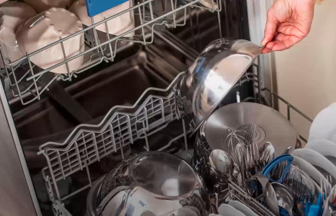 Pourquoi mon lave-vaisselle fuit et que faire pour le réparer ? : Femme  Actuelle Le MAG