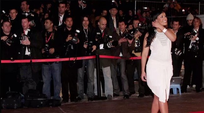 FEMME ACTUELLE - Amel Bent filme sa fille de 2 ans en train de chanter