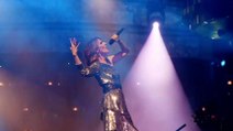 FEMME ACTUELLE - En plein essayages pour sa tournée, Céline Dion se dévoile dans une robe jugée trop courte par ses fans