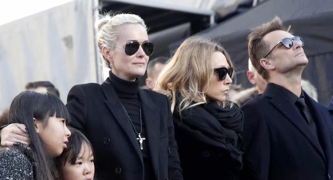 FEMME ACTUELLE - Laeticia Hallyday huée à l'église de la Madeleine pendant la messe en hommage à Johnny