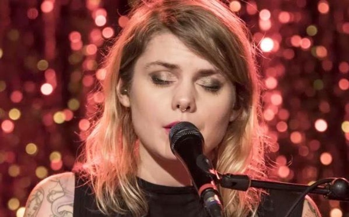 FEMME ACTUELLE - Accusée "d'opportunisme" avec sa chanson sur le viol conjugal, Cœur de pirate réagit