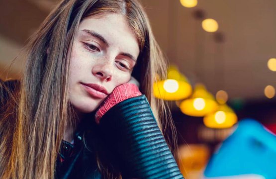 FEMME ACTUELLE - Parents d’ados : pourquoi il faudrait mieux confisquer leur téléphone la nuit