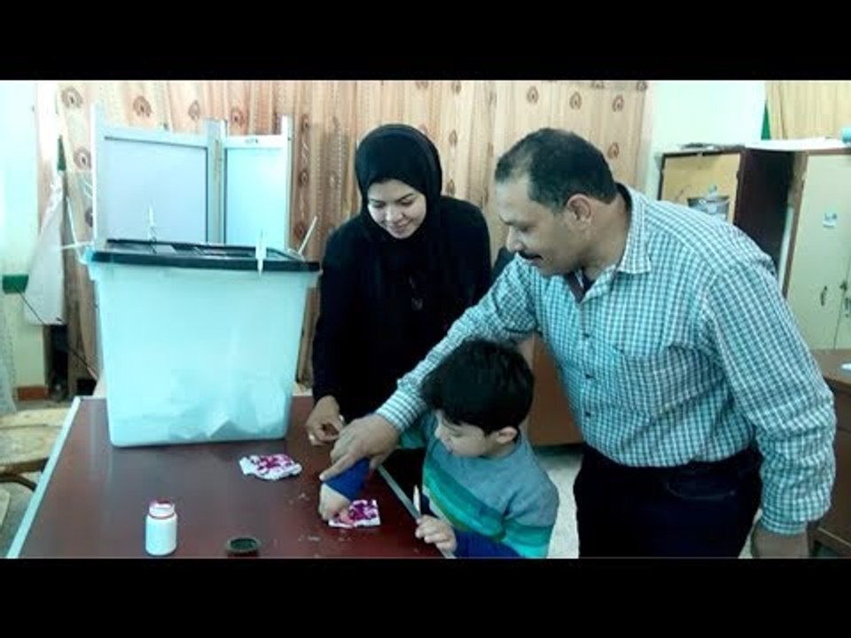 زوجة الشهيد أحمد الشبراوي تدلي بصوتها في الاستفتاء بالشرقية