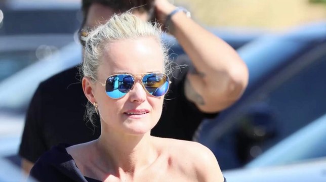 FEMME ACTUELLE - Laeticia Hallyday joue les mannequins à Saint-Barth pour un ami