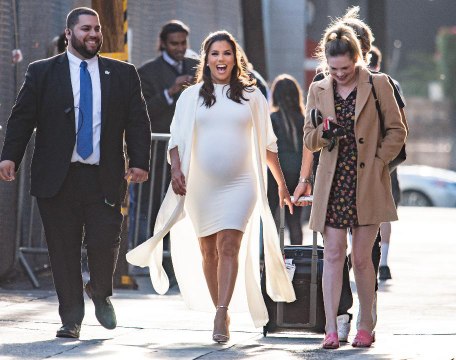 FEMME ACTUELLE - Eva Longoria, enceinte et très sexy, en robe moulante et talons hauts