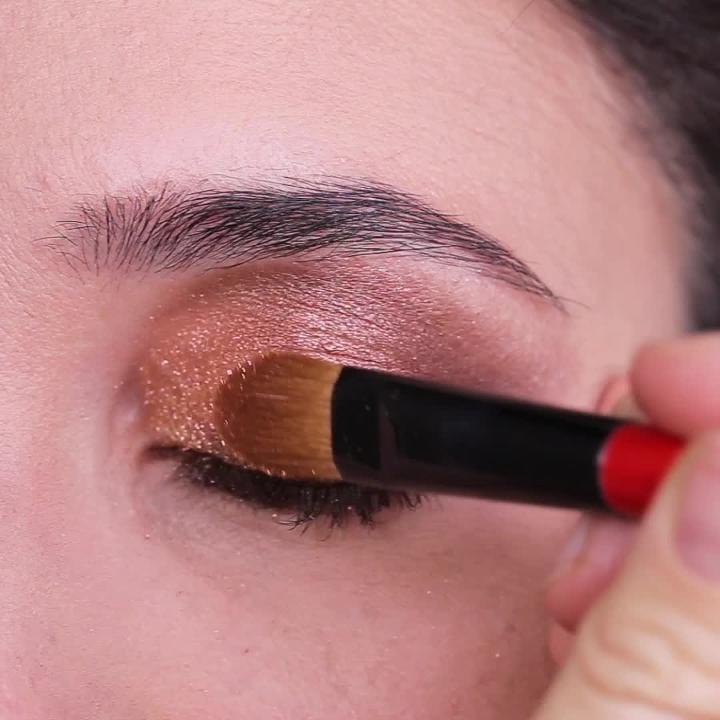FEMME ACTUELLE : le maquillage des yeux marrons pour les fêtes