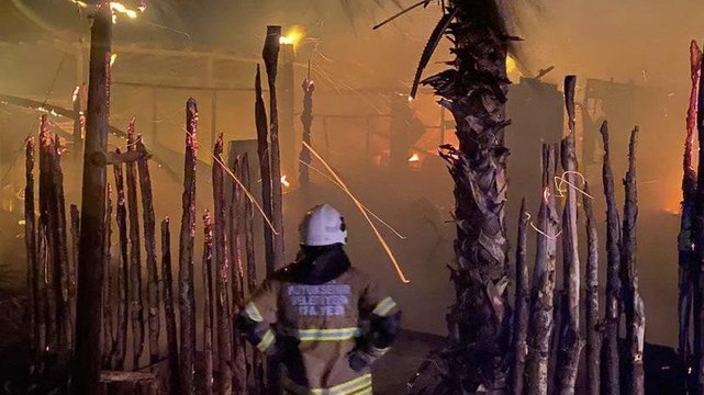 Çeşme’de yıldırım düşen işletme alev alev yandı