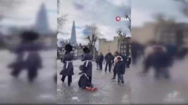 İngiltere Kraliyet Muhafızı önüne çıkan çocuğu yere düşürdü