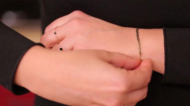 L'astuce toute simple pour mettre facilement votre bracelet toute seule :  Femme Actuelle Le MAG