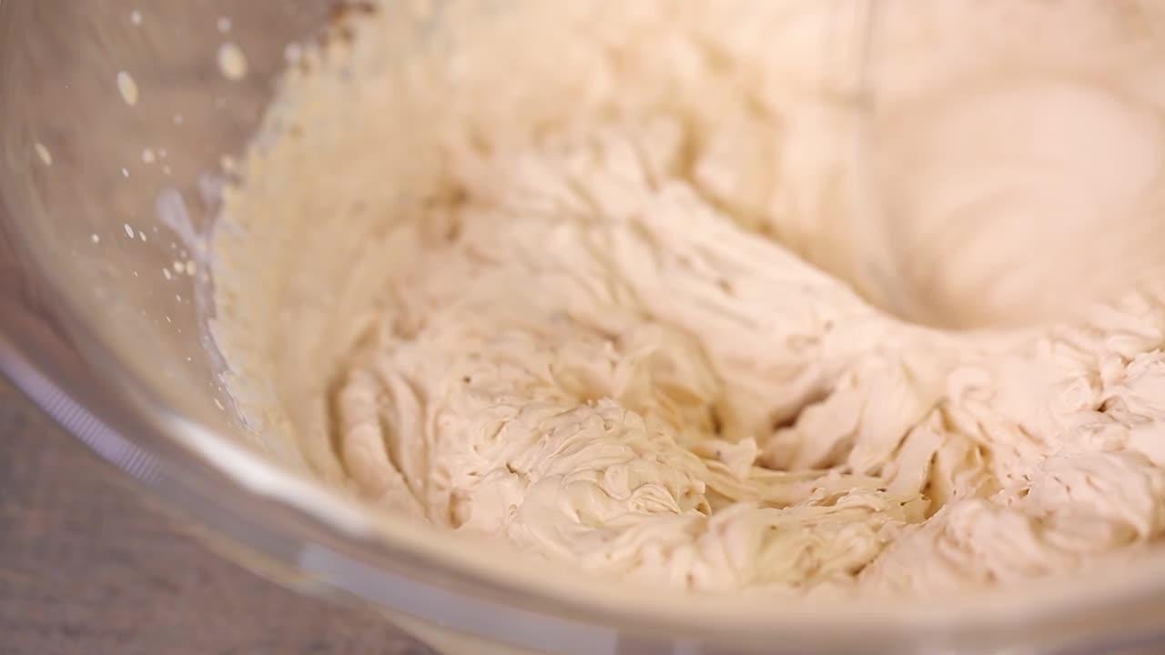 FEMME ACTUELLE - Le goûter de Faustine : La recette du Merveilleux au café