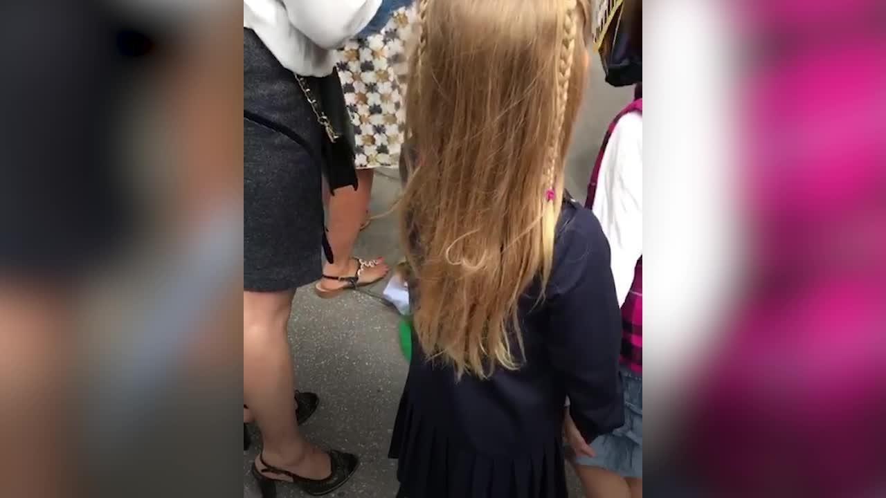 FEMME ACTUELLE - Carla Bruni emmène sa fille Giulia à sa première leçon de poney