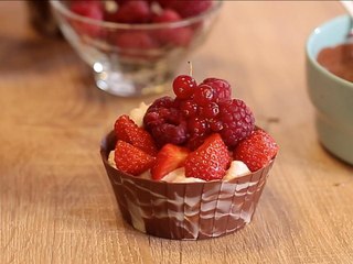 Coque en chocolat, fruits rouges et chantilly de fraise