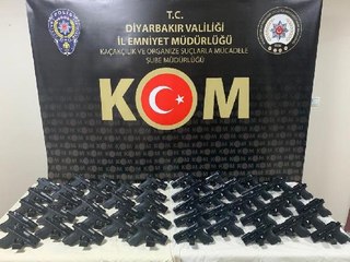 Son dakika: DİYARBAKIR'DA 2 OTOMOBİLDE 50 TABANCA ELE GEÇİRİLDİ: 6 GÖZALTI