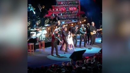 FEMME ACTUELLE - Johnny Hallyday fait monter sur scène ses filles Jade et Joy