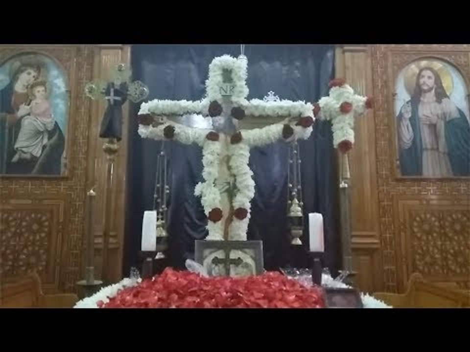 صليب ورود.. خدّام الكنيسة يجهزون دكة صلبوت الجمعة العظيمة في الإسكندرية