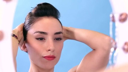 FEMME ACTUELLE - Un chignon sur cheveux courts