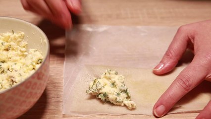 FEMME ACTUELLE - Comment plier des bricks en samossa au chèvre ?