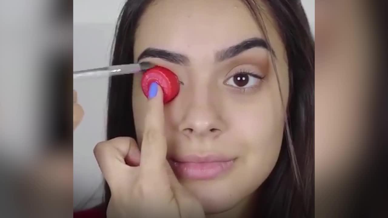 FEMME ACTUELLE - Maquillez-vous les yeux à l'aide d'un bouchon de bouteille