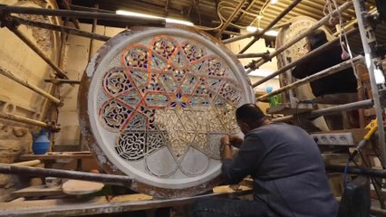 حرفيون فلسطينيون يرمّمون نوافذ المسجد الأقصى