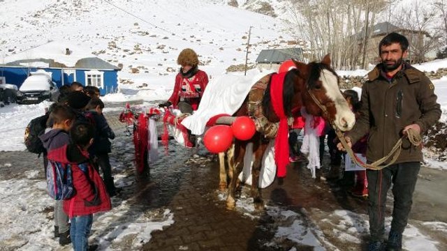 'AYAZ ATA' KIYAFETİ GİYİP, AT ARABASIYLA HEDİYE DAĞITTI