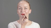 Tutoriel maquillage : la pose du rouge à lèvres (vidéo)