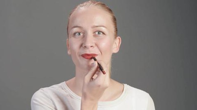Tutoriel maquillage : la pose du rouge à lèvres (vidéo)