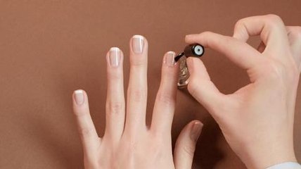 Tutoriel beauté : la french manucure (vidéo)