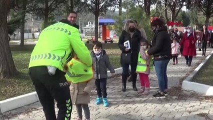 AMASYA'DA ANASINIFI ÖĞRENCİLERİNE DEDE, BABAANNE VE ANNEANNELERİYLE TRAFİK EĞİTİMİ