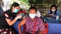 ประชาชนนักท่องเที่ยว ในพื้นที่ เบตง ทยอยฉีดวัคซีนกระตุ้นเข็ม สู้ โอมิครอน