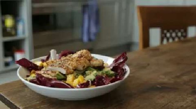 La salade de mangue et avocat en vidéo