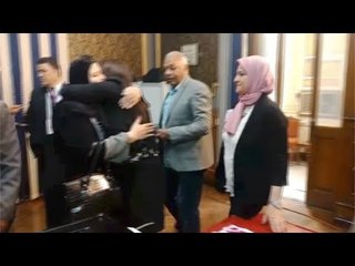 مروة بركات تحتضن والدة مصطفى عميرة عقب تصويتها على التعديلات الدستورية