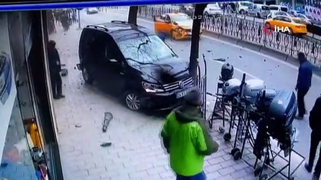 İstanbul'da şoke eden kaza! Kaldırımdaki yayaların arasına daldı