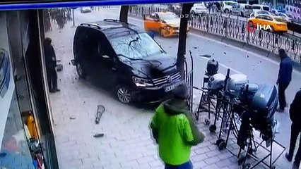 İstanbul'da şoke eden kaza! Kaldırımdaki yayaların arasına daldı