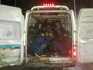 'DUR' İHTARINA UYMADI, MİNİBÜSÜNDEN 37 KAÇAK GÖÇMEN ÇIKTI