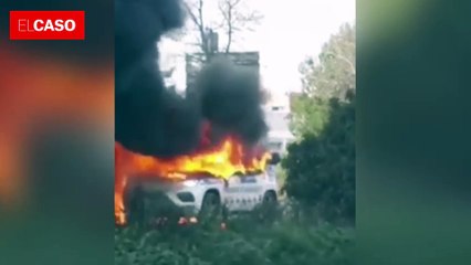 Un detenido de los Mossos herido al incendiarse el coche policial: vídeo de las llamas