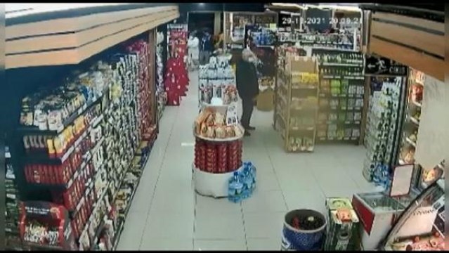 MALTEPE'DE MARKET KASASINDAKİ CEP TELEFONUNU BÖYLE ÇALDILAR