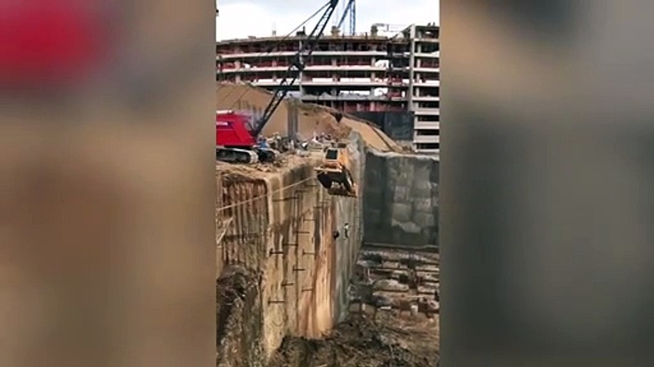 Chantier : la grue a fini par lâcher face au poids de ce tracto-pelle
