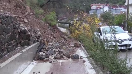 Marmaris'te etkili olan sağanak nedeniyle ev ve iş yerlerini su bastı