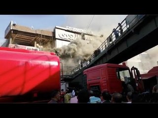 تجار حارة اليهود يتخلصون من بضاعتهم خوفا من الحريق